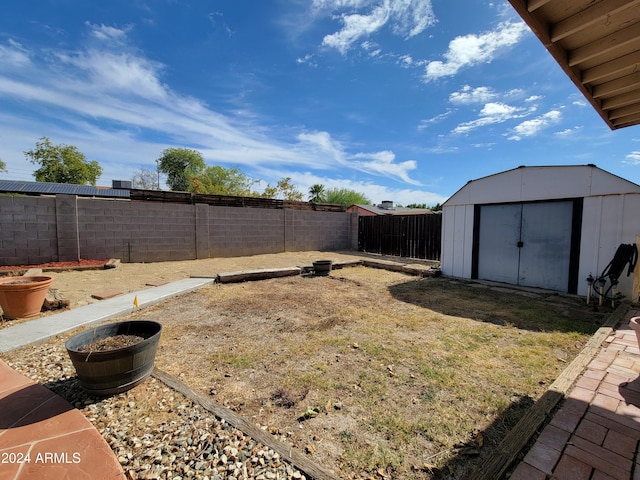 view of yard featuring a storage unit