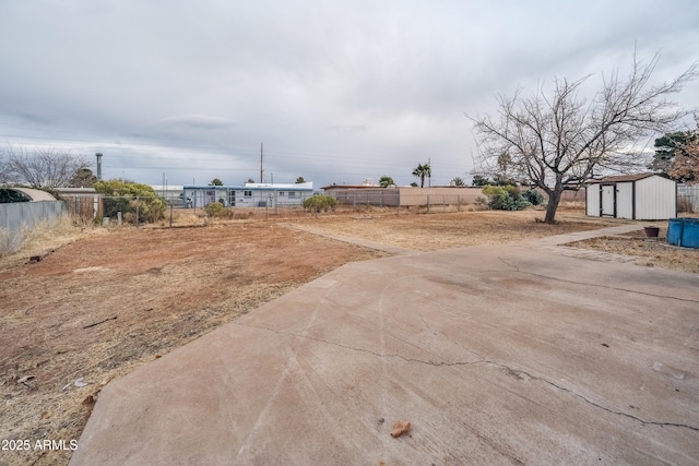 view of yard featuring a storage unit