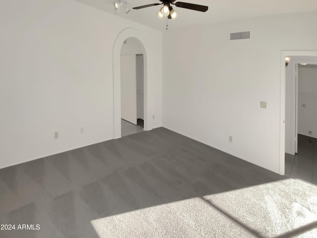 unfurnished room with carpet flooring and ceiling fan