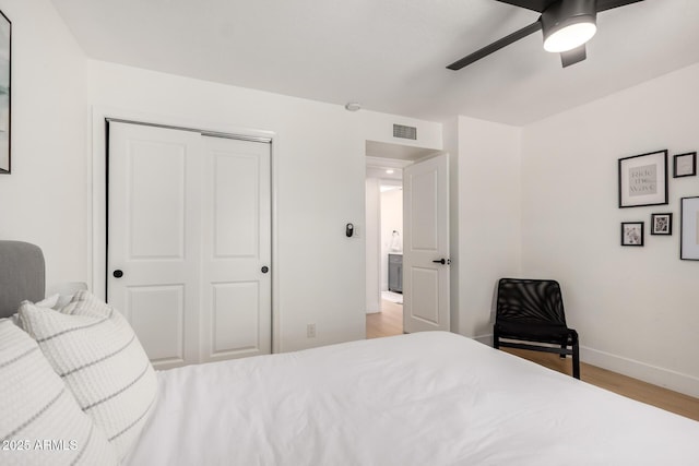 6835 E Friess Dr, Scottsdale, AZ 85254 - bedroom featuring light wood-style flooring, baseboards, a closet, and a ceiling fan