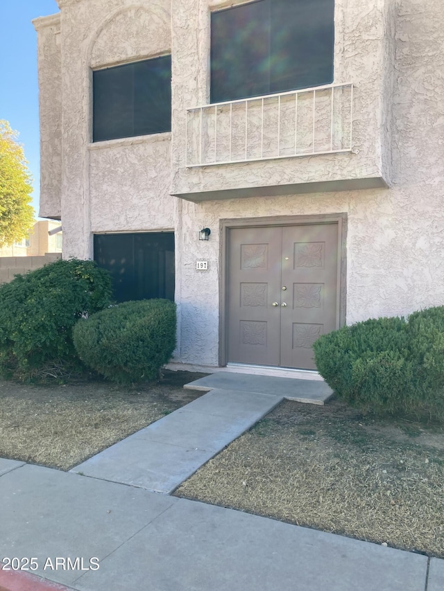 property entrance featuring a balcony