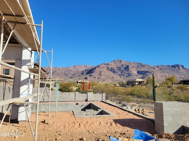 view of yard featuring a mountain view