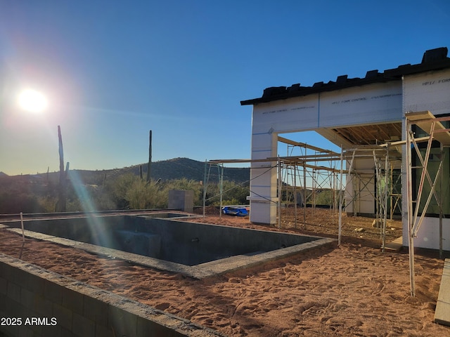 view of yard with a mountain view