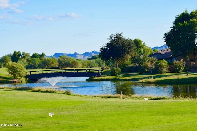 water view featuring a mountain backdrop