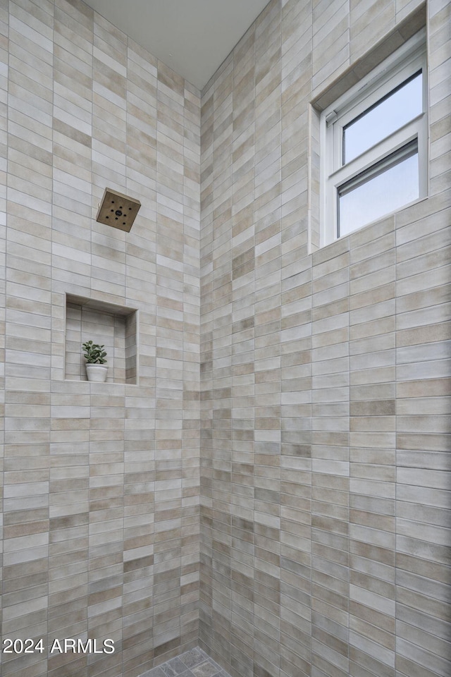 bathroom featuring a tile shower