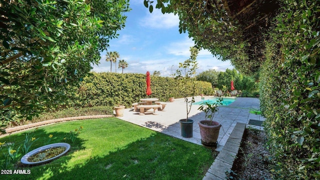 426 E Carol Ann Way, Phoenix, AZ 85022 - view of grassy yard with a patio area
