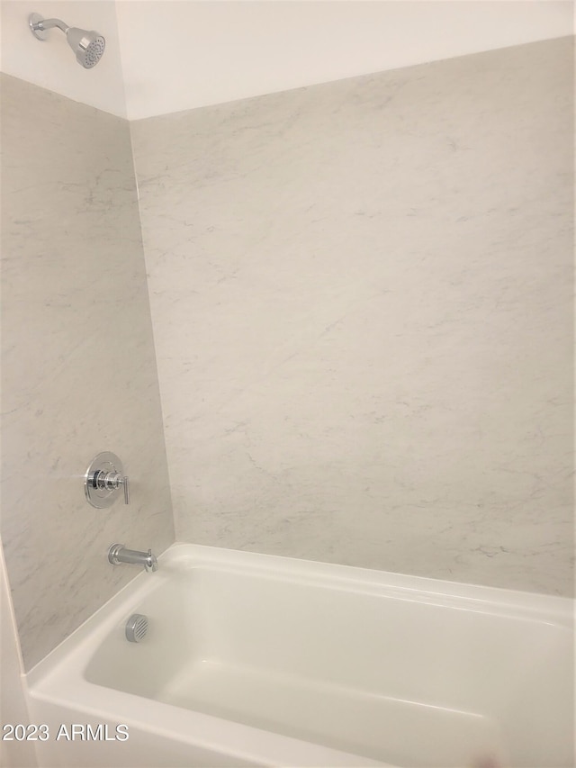 bathroom with tub / shower combination