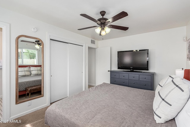 bedroom featuring a ceiling fan, a closet, visible vents, and light carpet