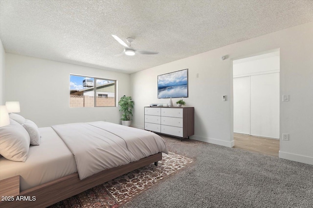 bedroom featuring carpet floors, a textured ceiling, baseboards, and a ceiling fan