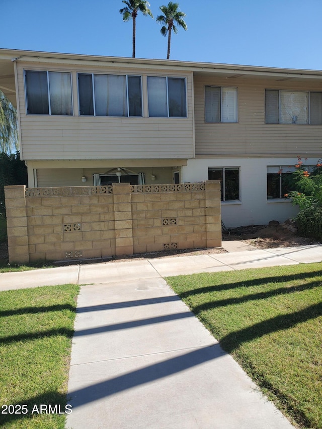 view of front of home featuring a front yard