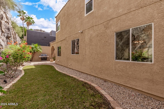 view of side of property featuring a lawn