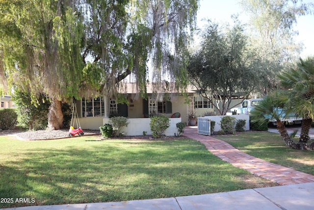 view of front of house featuring a front lawn