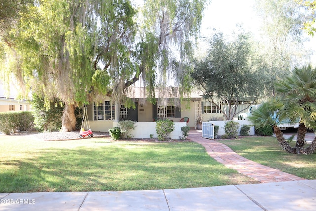 view of front of property featuring a front lawn