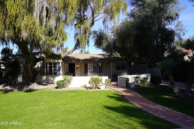 single story home with a front lawn