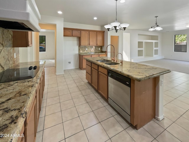 kitchen featuring an island with sink, exhaust hood, a notable chandelier, hanging light fixtures, and dishwasher