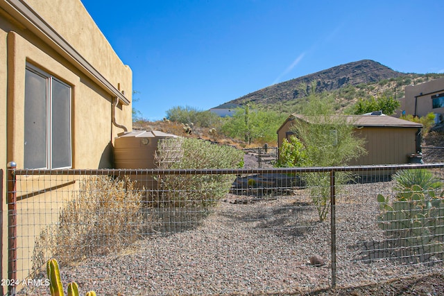 view of yard featuring a mountain view