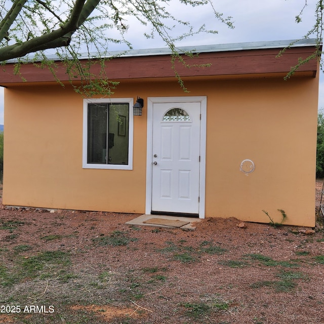 property entrance featuring stucco siding