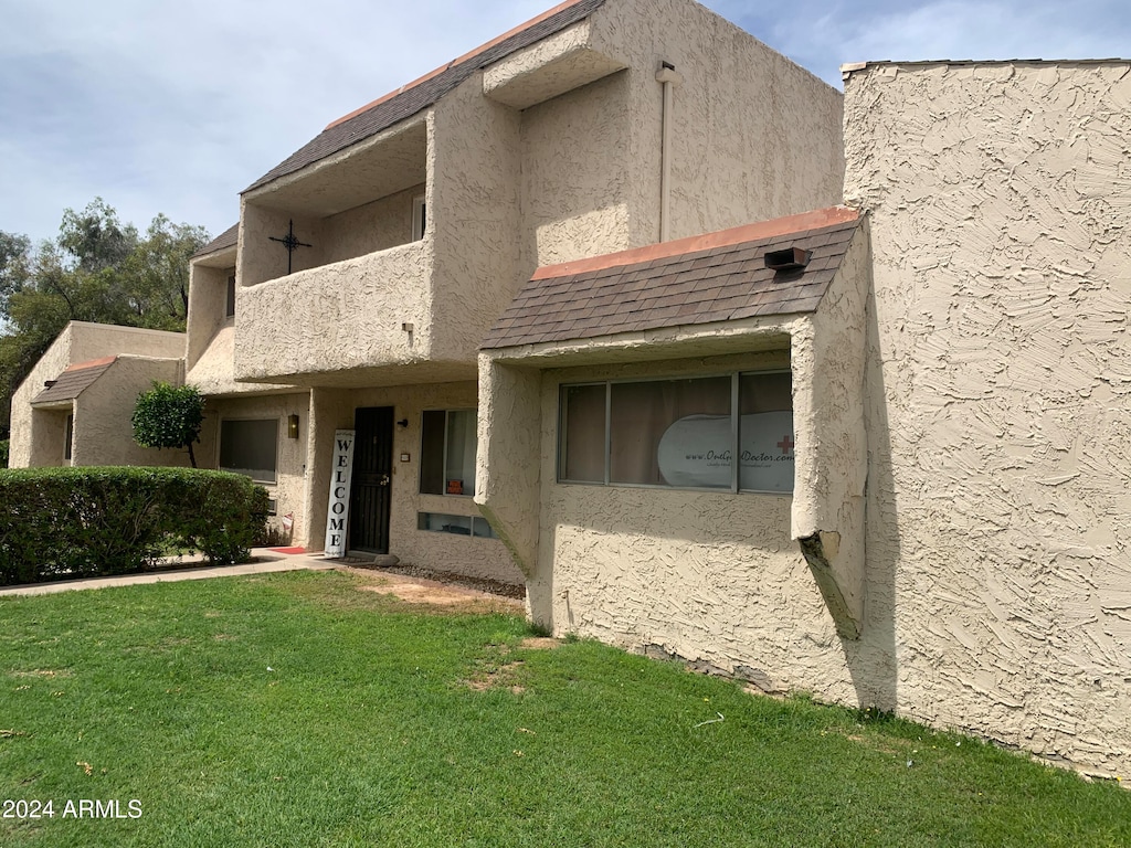 view of front facade featuring a front lawn