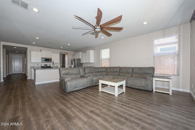 living area with visible vents, dark wood finished floors, recessed lighting, baseboards, and ceiling fan