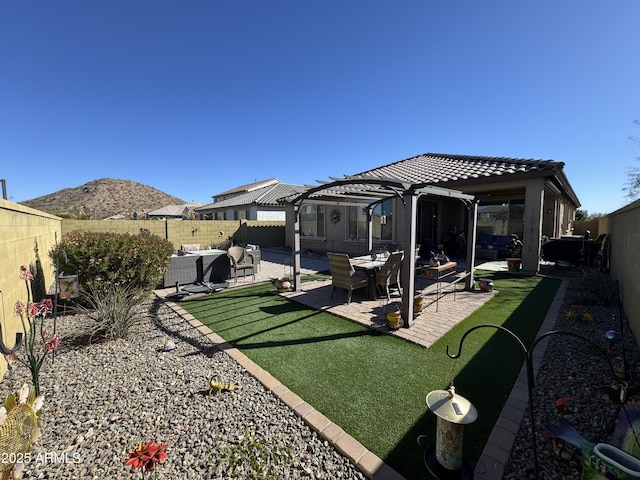 view of yard featuring an outdoor living space, a mountain view, a patio area, and a pergola