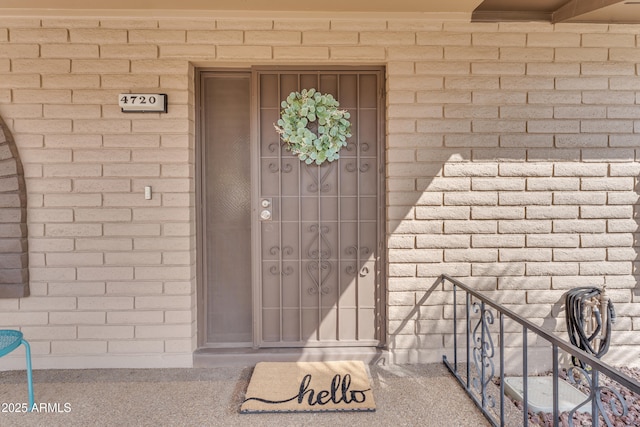 property entrance featuring a shingled roof