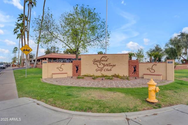 community / neighborhood sign featuring a yard