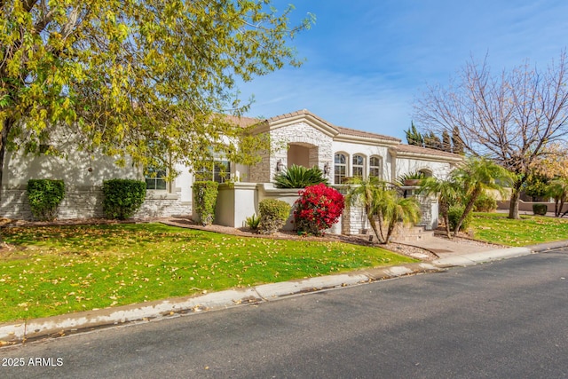 view of front of house featuring a front lawn