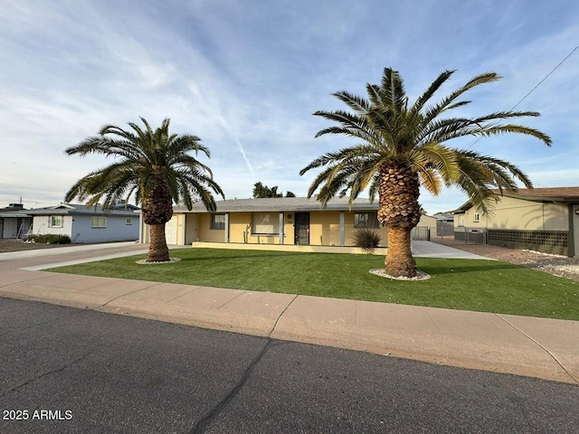 view of front facade featuring a front yard