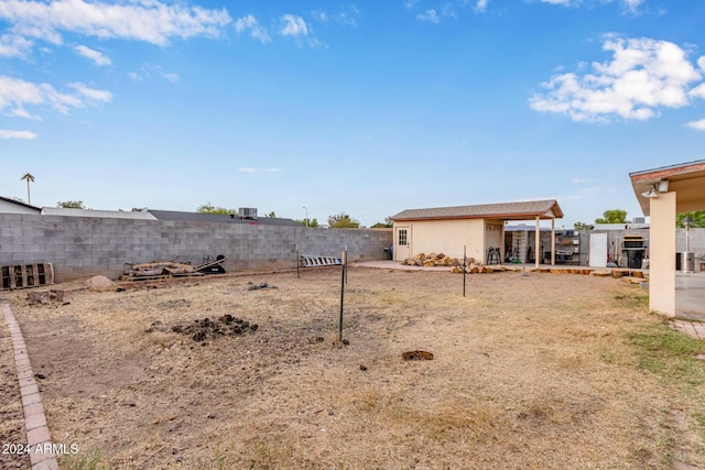 view of yard featuring an outdoor structure