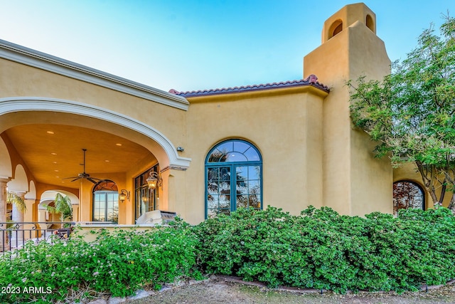 property entrance with ceiling fan