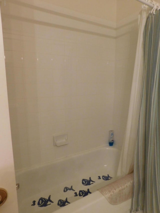 full bathroom featuring shower / tub combo with curtain