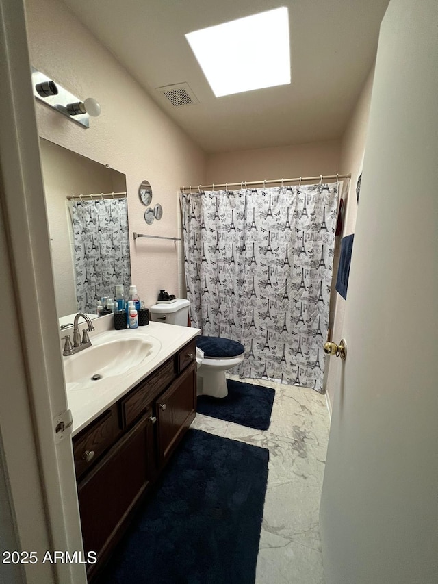 9060 N 47th Ln, Glendale, AZ 85302 - full bathroom featuring vanity, toilet, and a shower with curtain