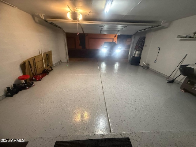 9060 N 47th Ln, Glendale, AZ 85302 - garage with a garage door opener