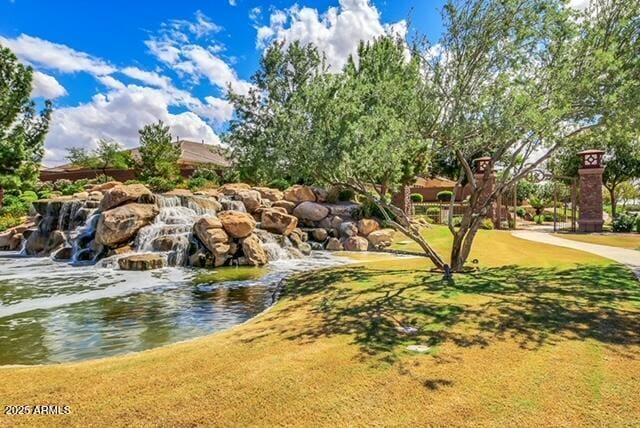 view of property's community featuring a lawn