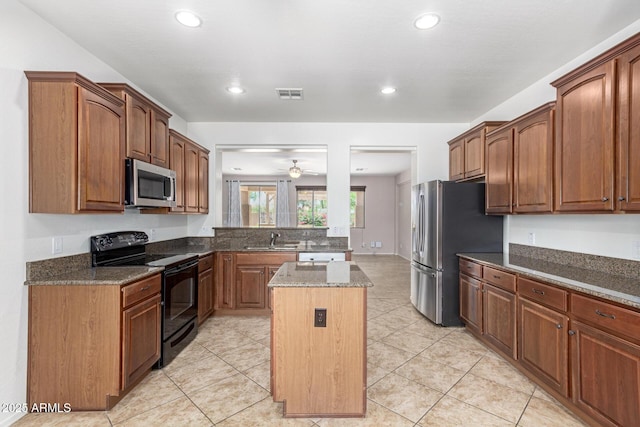 19319 E Thornton Rd, Queen Creek, AZ 85142 - kitchen featuring stainless steel appliances, a kitchen island, a sink, ceiling fan, and recessed lighting