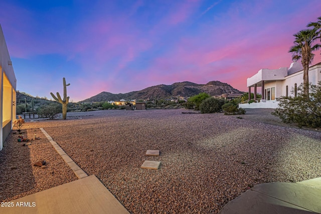 view of yard featuring a mountain view
