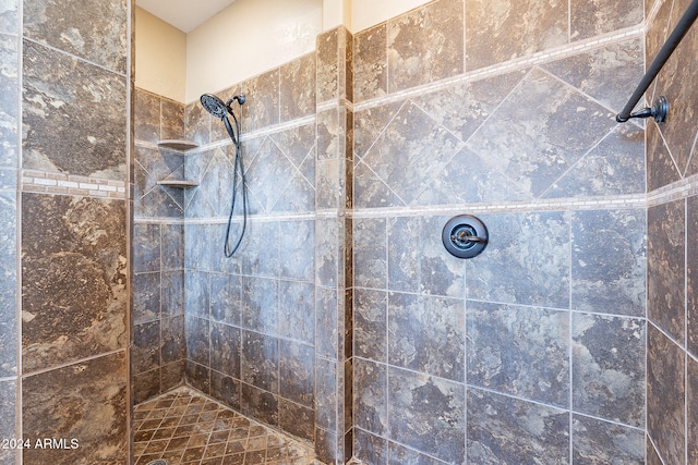 bathroom featuring tiled shower