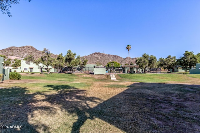 view of yard featuring a mountain view