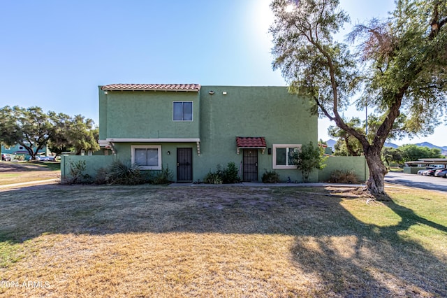 view of front facade featuring a front yard