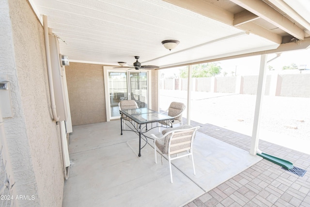 sunroom with ceiling fan