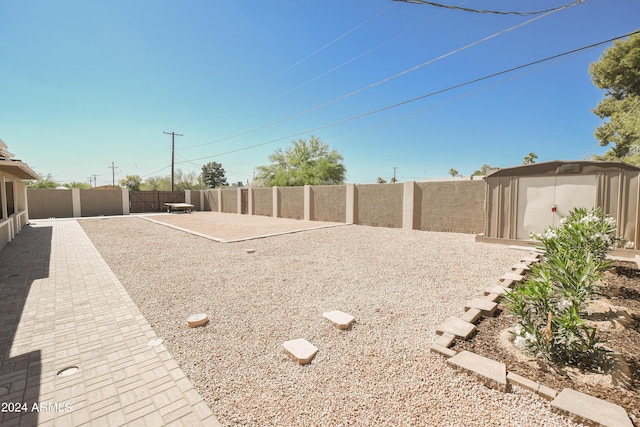 view of yard featuring a storage unit