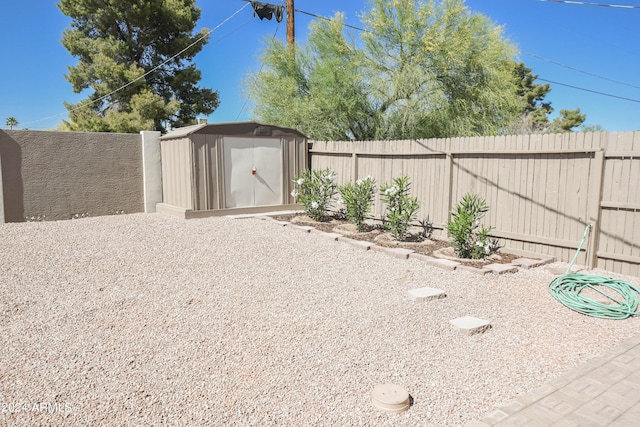 view of yard featuring a storage shed