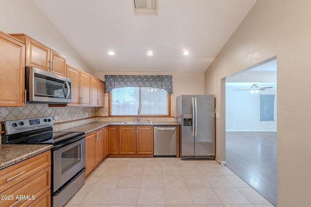 12613 N 51st Dr, Glendale, AZ 85304 - kitchen with stainless steel appliances, a sink, lofted ceiling, decorative backsplash, and recessed lighting