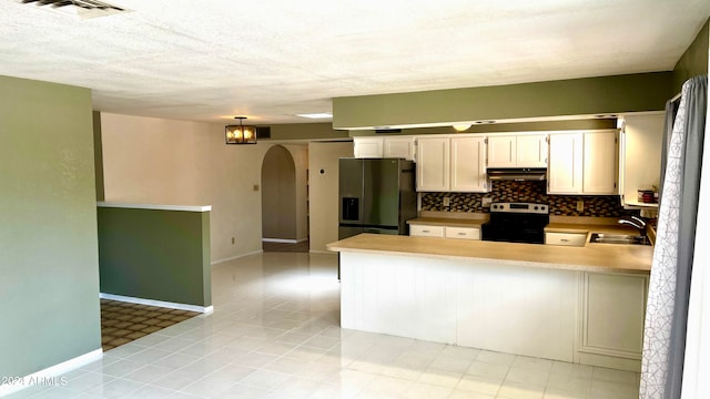 kitchen with stainless steel appliances, hanging light fixtures, sink, and kitchen peninsula