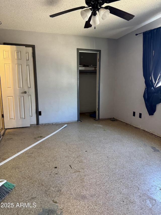 unfurnished bedroom with ceiling fan, a closet, and a textured ceiling