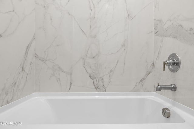 bathroom with tiled shower / bath combo