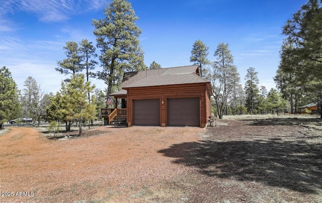 garage featuring dirt driveway