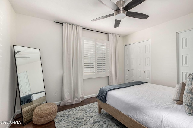 bedroom with dark wood-type flooring, ceiling fan, and a closet