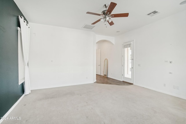 unfurnished room with carpet flooring and ceiling fan