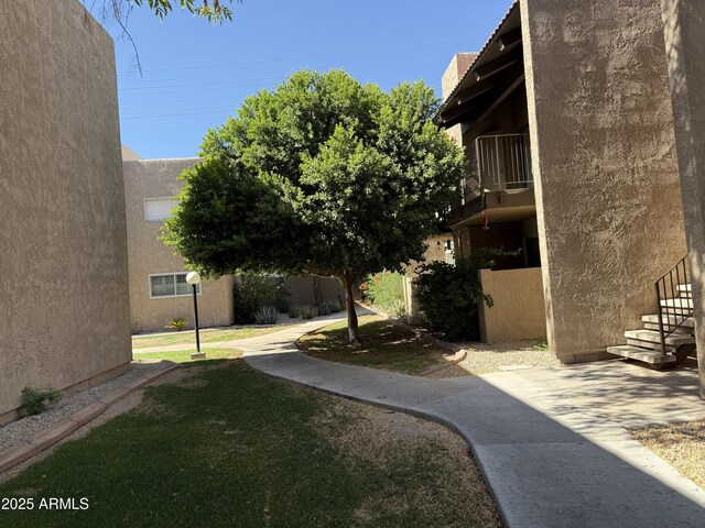 5525 E Thomas Rd Unit C2, Phoenix, AZ 85018 - surrounding community featuring a lawn and stairs